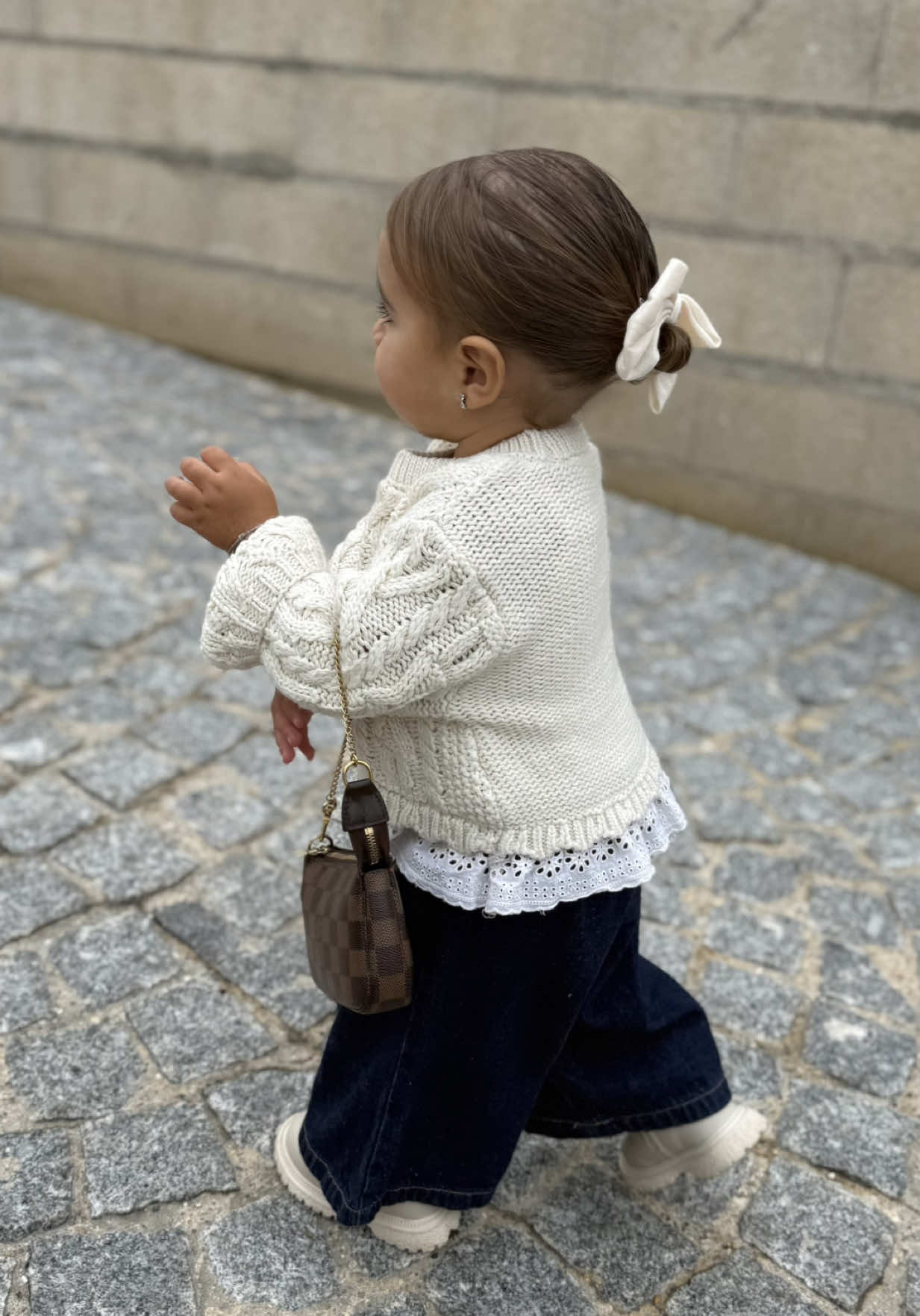 Yzïa et sa passion pour les sacs 🫠👛 #baby #girl #babiesoftiktok #pourtoi #fyp 