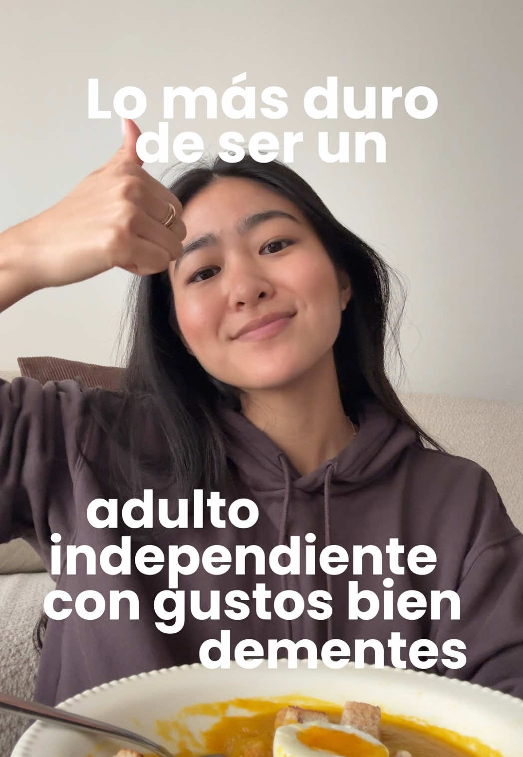 Pidieron contenido de adulto independiente… pues aquí está. Qué otras cosas les gustaría ver?  👩🏻‍🍳Receta de crema de zapallo gastritis friendly (3 porciones):  - 500gr aprox de zapallo   - 1 zanahoria  - 1/2 cuchara de mantequilla (depende tho) - Sal  👩🏻‍🍳 Corté los vegetales y los puse en la air fryer por 15min a 180. Los pasé a la olla con 1 taza de agua. Cuando estén blanditos los licúas y al final le metes mantequilla, sal y ya 😂🫡 Buena suerte 