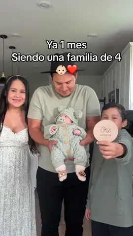 Un mes ha pasado desde que llegaste a nuestras vidas, y ya nos enseñaste el significado más puro del amor. 💕 Hoy celebramos con besos, abrazos y un recuerdo vestido de verde esperanza. 👶✨ #AmorInfinito #OneMonthBaby #FamiliaEsAmor #BebéDeLuz  #creatorsearchinsights 