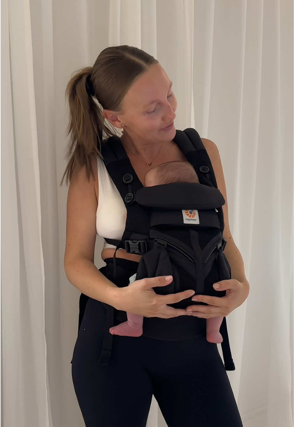 En mysig söndagsmorgon efter en bra natt där jag fick sova rätt många timmar. ÄNTLIGEN! 😅 Hur sover ni andra mammor? 😴🫶🏼 #mammaledig #firsttimemom #newborn #mammorpåtiktok #bebis 