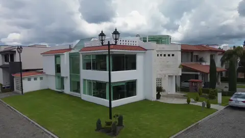 Vendo casa en fraccionamiento PROVIDENCIA, en Metepec.  Terreno de 454m2 Construcción de 759m2 dividió en 3 niveles.  Planta baja: Cochera doble, vestíbulo, cuarto de servicio con baño completo, cocina, antemodeor, sala a doble altura, comedor, estudio con baño completo (quinta recámara)  1er nivel: Estancia sobre piso de cristal, 2 recámaras secundarias con baño completo compartido, 2 recámaras principales, cada una con closet, baño completo independiente y jacuzzi. 2do nivel: Terraza de 200m2  con tarja y asador techada.  Valor comercial $18,000,000.00 Precio de venta $16,000,000.00 Trato directo.