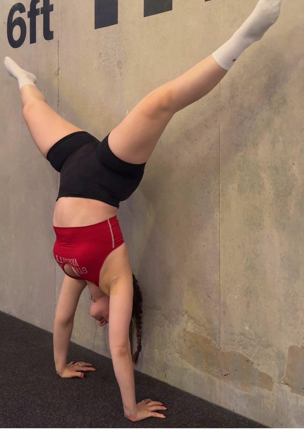 okay so I’m a little excited and a little carried away 🙊 #fyp #GymTok #handstand 