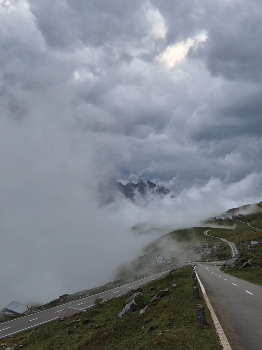 Massive Clouds in the Swiss Alps🇨🇭⛰️ #sky #stormchaser #clouds #weather #tornado 