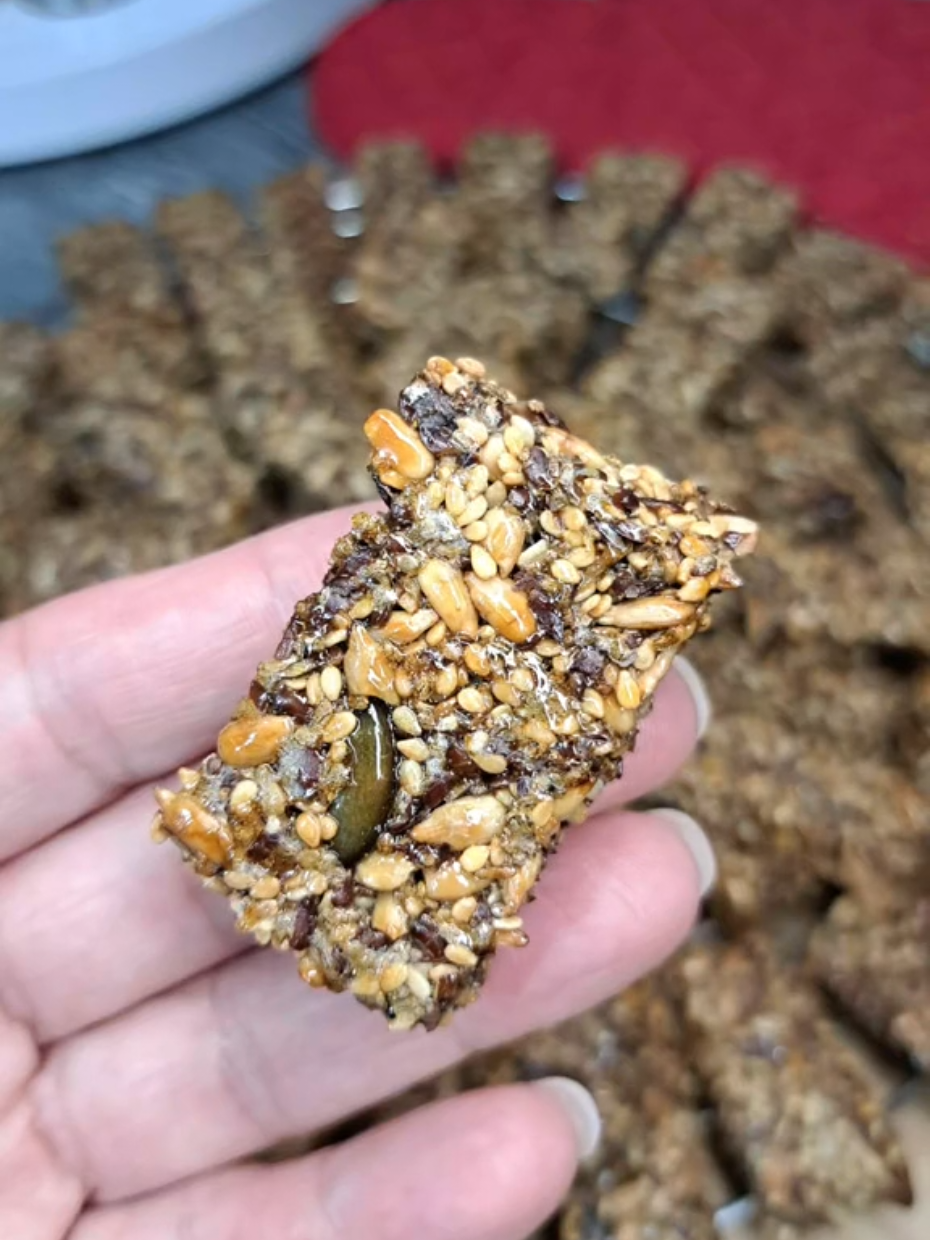 Казинаки: 1 стакан семян чиа (180 гр). 1 стакан кунжута (140 гр). 1 стакан семян льна дроблёного (120 гр). 1 стакан семечек (200 гр). 1 стакан тыквенных семечек (у меня их небыло, заменила на 