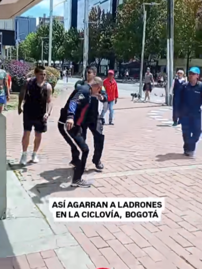 Ladrón en ciclovía de Bogotá. Se quería llevar una bicicleta en el parque Virrey. Lo detuvo la Policía. #Bogotá #Ciclovía #Policía 