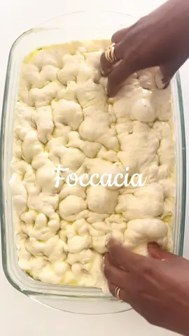 ✨ Focaccia maison moelleuse ✨ Ingrédients (plateau 25×35 cm) 	•	800 g de farine 	•	640 ml d’eau 	•	14 g de sel 	•	6 g de levure sèche rapide    Ou 15g de fraîche  	•	25 g d’huile d’olive 	•	garniture au choix : tomates, olives, fromage, herbes 🌿 ⸻ Étapes : 1️⃣ Mélanger eau + levure + sel + huile. Ajouter la farine et mélanger (pas besoin de pétrir longtemps). 2️⃣ Couvrir et laisser reposer 30 min. Faire un rabat → reposer 30 min → répéter 3 fois (1h30 au total). 3️⃣ Placer au frigo 6h min (jusqu’à 24/48h pour encore plus de goût). 4️⃣ Huiler le plat, étaler la pâte, laisser lever 30–40 min.  Arroser généreusement d’huile d’olive et ajouter vos toppings préférés 😍lÀ l’aide de vos doigt faire comme sur la vidéo pour réveiller les bulles . Vous laissez poser 20 min  5️⃣ Cuire au four à 180°C environ 1h ou jusqu’à avoir une foccacia bien doré  ⸻ 👉 À servir avec une salade fraîche, des légumes grillés ou même des brochettes de poulet pour un repas méditerranéen complet 🌞 #recettefacile #faitmaison #cuisinegourmande #cuisinemaison #pourtoii 