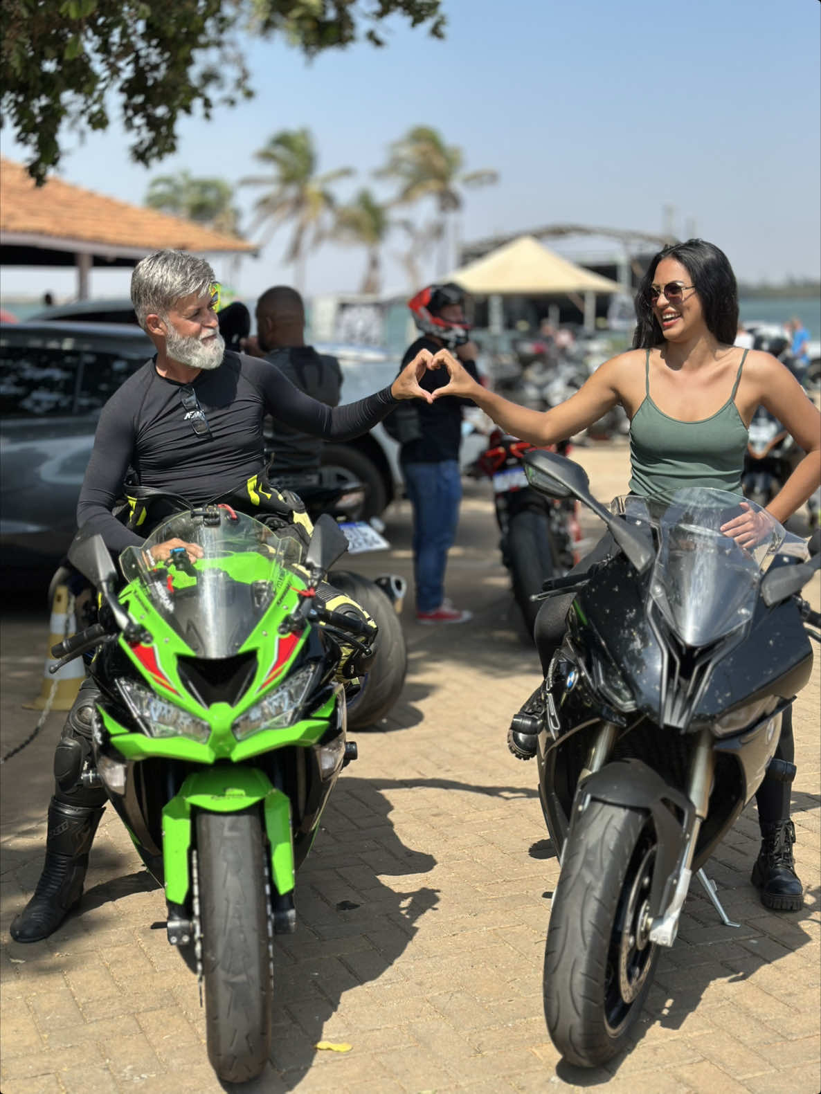 Velho rico banca sua namorada. #Entrevista #moto #motos #casal 