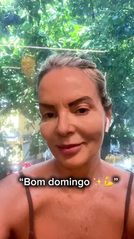 ✨ Todo vídeo que eu posto vem uma chuva de críticas pesadas. Mas a verdade é que, para cada ofensa que recebo, existem dezenas de mulheres se inspirando na minha história. Há um ano e meio eu decidi mudar. Depois de 4 anos sedentária na pandemia, engordei 12kg, perdi a autoestima, fiquei doente, ansiosa, deprimida. Meu colesterol bateu 340, tive pré-diabetes, dores pelo corpo, crises de ansiedade. Um dia, me olhei no espelho e disse: “Essa não sou eu.” Não aceitei remédio. Tomei coragem. Fui para a academia mesmo com vergonha da minha pança. Fiz dieta. Em 3 meses reverti o pré-diabetes, baixei meu colesterol, emagreci 12kg, ganhei massa muscular, recuperei minha autoestima. Hoje, com 60 anos, estou de volta aos treinos, de biquíni, com saúde e felicidade. Eu abri esse perfil para motivar mulheres como eu — 40+, 50+, 60+ — que acham que não conseguem mais. 💡 Se eu consegui, você também consegue. E amanhã, segunda-feira, pode ser o seu novo começo. Bom domingo ✨💪 #motivacao #superacao #fitness60mais #mulheresreais #vidasaudavel             