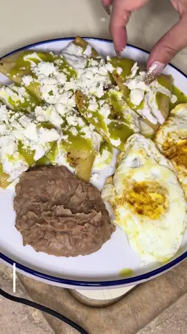 Feliz Domingo Chicas !!💚🙌🏼 Un dia feliz con mi esposo en casa❤️#chilaquiles #domingo #fyp #bluecollar 