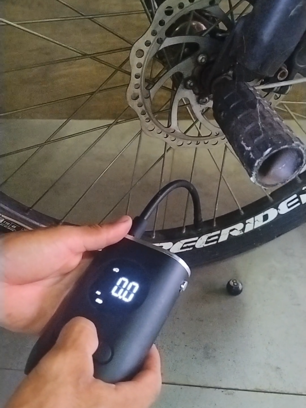 Compressor portátil comprado a 9 meses e está funcionando perfeitamente. Aprovado!  acesse o link e compre o seu. 🫵😊 #minicompressor #carro #moto #bike e 