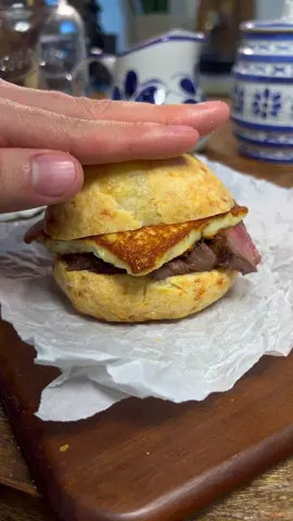 Pão de queijo com picanha 😍 ➡️Qualquer dúvida tô aqui ❤️ Ingredientes: • 200 ml de água • 200 ml de leite • 100 g de manteiga • 300 g de polvilho azedo • 200 g de polvilho doce • 4 ovos • 1 pitada de sal • 400 g de queijo Minas curado • 300g de picanha  • sal de parrilla  • 300g de queijo  #picanha #churrasco #paodequeijo 