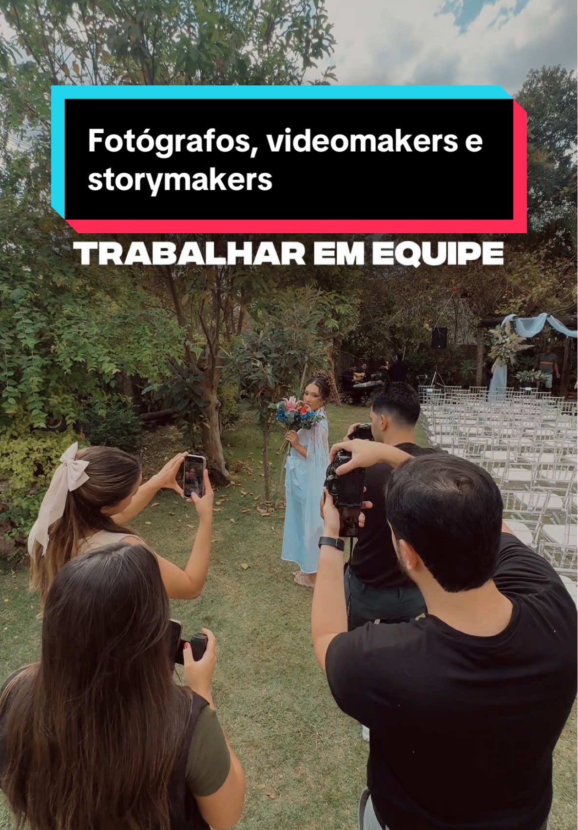 boa comunicação e trabalho em equipe são o segredo para fotógrafos, videomakers e storymakers cobrirem um evento sem dor de cabeça. não dá pra negar que existem alguns profissionais despreparados no mercado do audiovisual. isso é fato. porém, quando há diálogo antes da celebração e boa vontade de todos, dificilmente surgem problemas durante o evento. profissionalismo é isso. (: #fotografo #videomaker #storymaker #casamento #fy 
