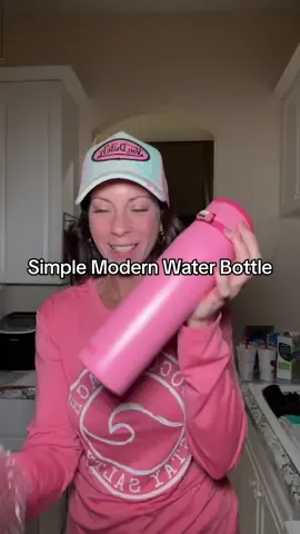 I love my Simple Modern water bottles!! They are easy to carry, leakproof and adorable!! #waterbottle #leakproof #simplemodern #water 