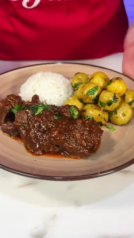La comida casera sin duda alguna es la mejor!  Nadie cocina con tanto amor como lo hacen nuestras madres y abuelas y es por eso que hoy te enseño esta versión de la carne guisada con papas que me hacía mi mamá! Créeme que está brutal y te recomiendo siempre asegurar el sazón con la salsa inglesa de ajo y soya de mi familia de @Línea Sofía ! #Receta #comida #carne #venezuela #guiso 