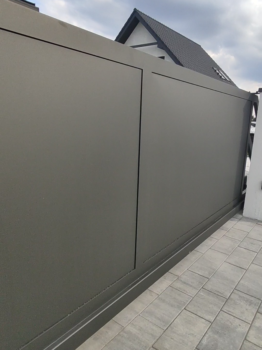 Zaufało nam już wielu klientów 🤝 Jeśli zależy Ci na produkcie premium, który naprawdę wyróżnia się od konkurencji ✨ – nie czekaj! 📞 Skontaktuj się z nami i umów na darmowy pomiar. #ogrodzeniealuminiowe  #nowoczesneogrodzenia   #ogrodzeniafrontowe  #ogrodzenie   #bramaprzesuwna   