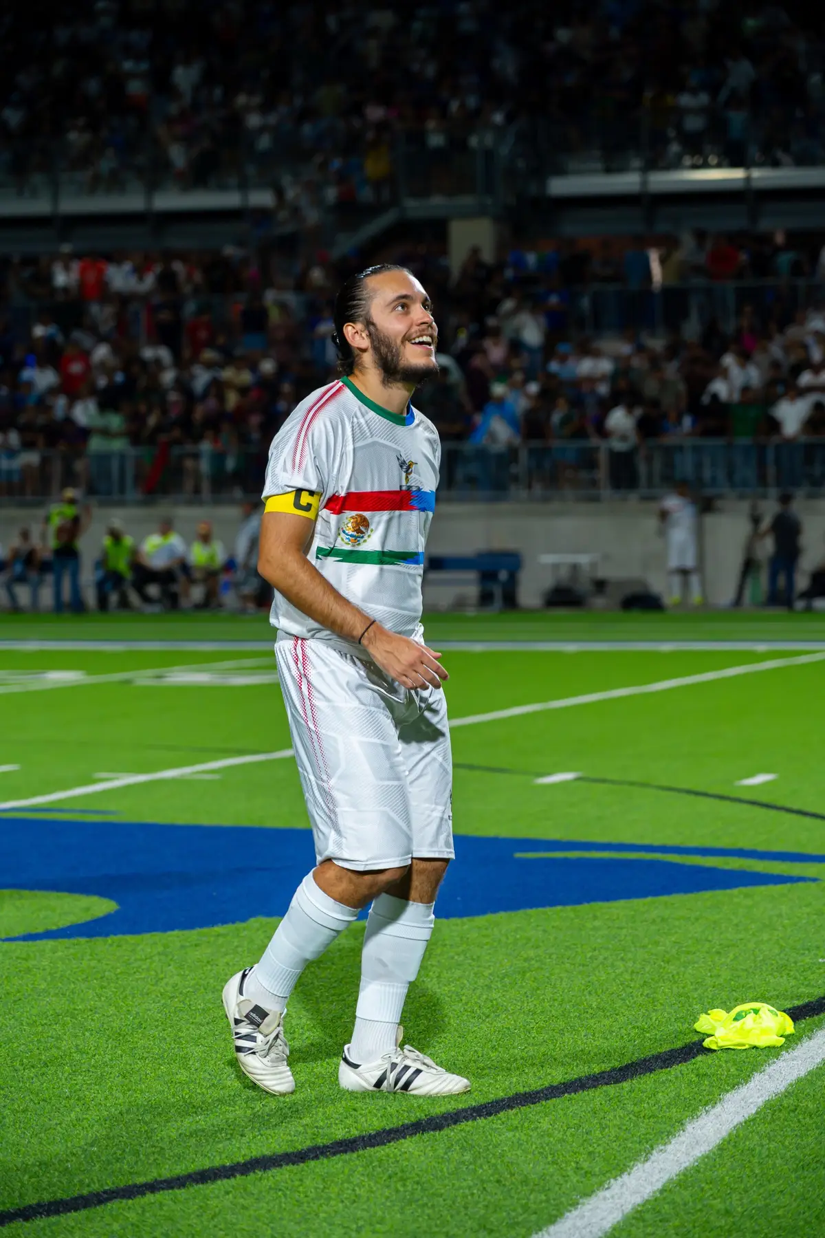 Una noche hermosa de fútbol en Houston gracias a todos los que llegaron al estadio fue algo muy especial que jamás olvidare 🙏 Digan lo que digan ayer quedó demostrado que unidos los Latinos somos más fuertes y somos capaces de tener un buen rato y disfrutar sin problemas ❤️