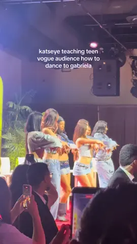 sophia LOVED our section 😭❤️ @kiley <3 @KATSEYE #katseye #gabriela #eyekon 