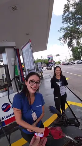 Pedindo frentista em casamento kkk