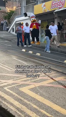 @Pollo Frisby le tocó trabajar después de amor y amistad 😭