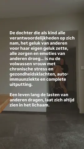 De dochter die tijdens haar opvoeding aan iedereen denkt behalve zichzelf, verwaarloosd haar eigen emotionele behoeften en noden. Op heel jonge leeftijd wordt ze de therapeut van het gezin of de vertrouweling van mama of papa, of de bemiddelaar om de goede vrede te bewaren. Omdat haar ouders niet konden instaan voor hun eigen emoties, neemt ze die op haar schouders, maar vergeet ze zichzelf.    Na verloop van tijd wordt zal ze er meer en meer voor zorgen dat het gezin samenblijft, en zal ze iedereen willen tevreden houden. Dit is eigenlijk de rol die haar ouders moesten op zich nemen, maar door hun eigen generationeel trauma waren ze daar niet toe in staat. De rollen worden dus omgedraaid. Haar ouders zijn kinderen in volwassen lichamen en ze is veel te snel volwassen moeten worden om alles te dragen.   Haar zenuwstelsel staat ‘aan’ dag en nacht (daarom slaapt ze zo slecht), omdat ze te snel volwassen moest worden. Ze ervaart onbewuste chronische stress (ze heeft het nooit anders geweten). Het brengt haar in een staat van hyperalert zijn.  Als tiener hoort ze haar grenzen af te tasten, te leren wie ze is, en te focussen op het bouwen van haar toekomst, maar dat doet ze niet want ze wordt overspoeld met angst en stress (people pleasen, faalangst, perfectionism…)   Op haar 20ste wordt ze niet alleen ziek (auto-immuun) maar is ze een rasechte people pleaser. Bang om ‘nee’ te zeggen. Constant voelt ze zich alsof ze iets verkeerd heeft gedaan, zonder reden. Als ze eraan denkt om iets voor zichzelf te doen, voelt ze zich direct schuldig, en denkt ze aan wat anderen van haar zullen vinden. En die gedachte om mensen teleur te stellen is zo verlammend, dat ze er alles aan zal doen om het te vermijden.   De symptomen in haar lichaam was ze al jaren aan het negeren, want haar focus ging altijd naar anderen. De auto-immuunziekte en chronische stress putten haar mateloos uit.    Dit is mijn verhaal 👆 🌸 Herken je je hierin? Dan nodig ik je uit om de tools te leren die ik me eigen maakte om chronische stress te verminderen (zo goed als geen meer) en mijn auto-immuunziekte te helen.  👉 zet ‘please’ hieronder om mijn gratis masterclass te krijgen ‘Hoe je uit pleasen komt’ #peoplepleaser #zenuwstelsel #persoonlijkegroei #stress #trauma #holistic #helen #holistischcoach 