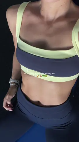 WHAT I EAT IN A DAY🥝🎧🤸🏼‍♀️🥦🌽 training upper body, no teaching or restrictions  #fitnessjourney #whatieatinaday #balancelife #foodtiktok 