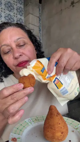 Respondendo a @davyy21_ney e quem te perguntou?#comendo #salgado #maionese #coxinha #fyyyp 