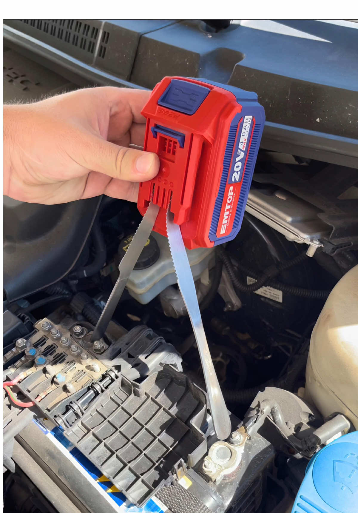 Partida garantida sem precisar de chupeta de outro carro! 🚘⚡ #AmericanDIY #carro #bateria #rápido #fácil 