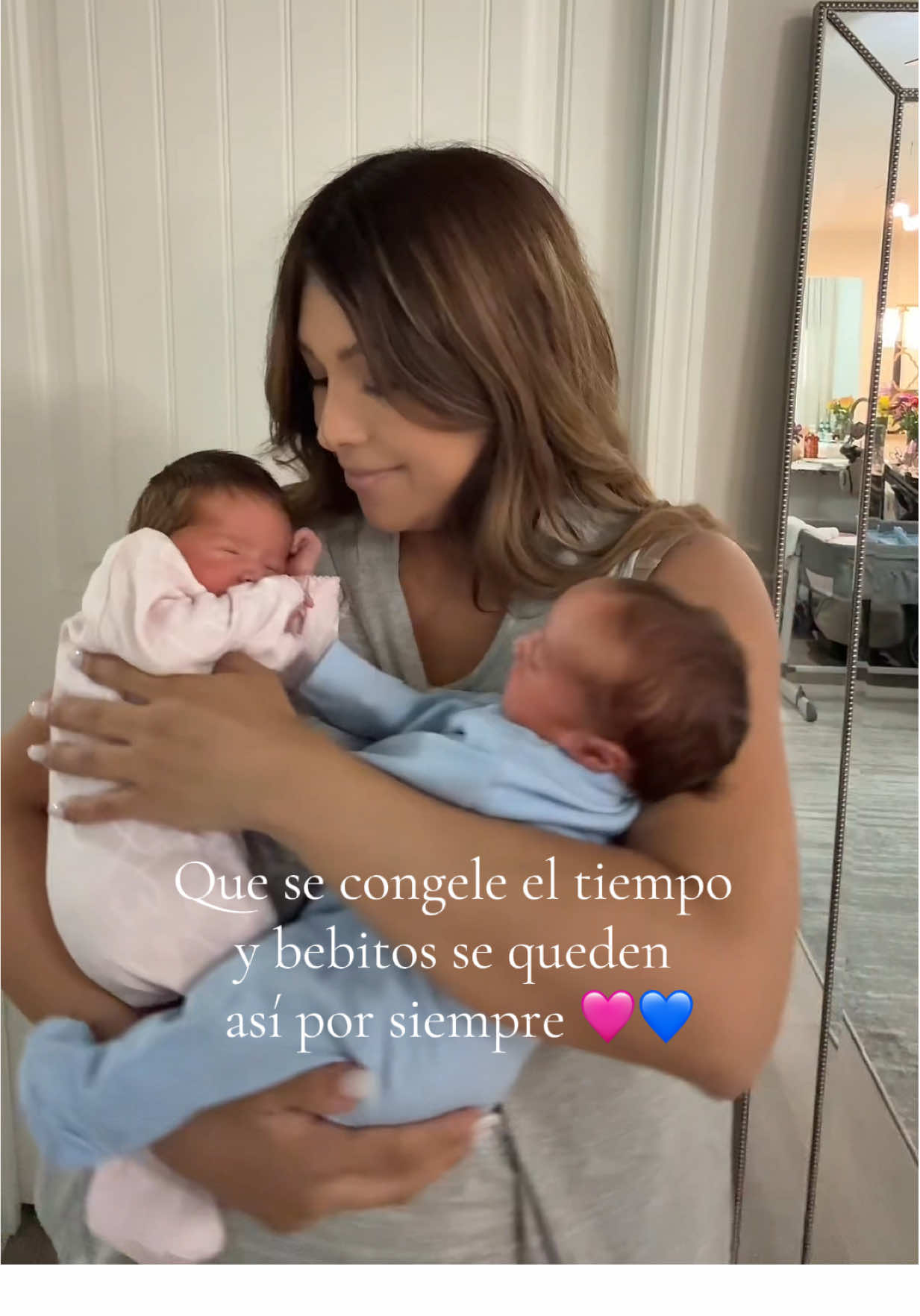 Amigaaaas!! Vencimos la infertilidad! 🙏🏻✨😁🤭🐣🐣 Después de tanta lucha, tantas lágrimas y todo el camino recorrido, estos momentos lo valen todo!!!  Si tú estás en el camino, no te des por vencida! Lo vas a lograr 🙏🏻✨ Mucha fuerza para todas las futuras mamis! 🫶🏼🫶🏼🫶🏼🫶🏼 . . #ivf #fiv #invitro #ivfbabys #bebeinvitro