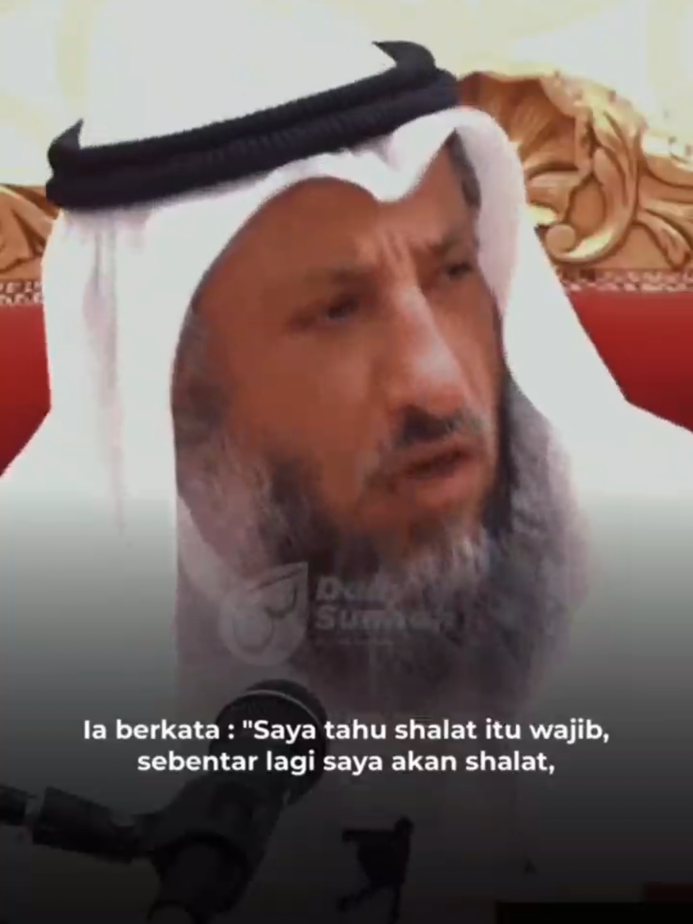 Menurut penjelasan Syaikh Utsman Al-Khamis, meninggalkan shalat itu termasuk dosa besar, dan ada konsekuensi serius baik duniawi maupun ukhrawi.  Berikut beberapa poin utama yang beliau sampaikan: --- 📝 Poin Utama 1. Shalat itu wajib Shalat lima waktu adalah kewajiban bagi setiap muslim dan muslimah. Meninggalkannya dengan sengaja berarti melanggar perintah Allah.  2. Meninggalkan shalat tergolong dosa besar Dia menegaskan bahwa meninggalkan shalat secara sengaja termasuk dosa besar yang sangat berat.  3. Puasa tidak diterima jika shalat ditinggalkan Salah satu perkataannya: “Puasa yang dilakukan oleh orang yang meninggalkan shalat tidaklah diterima.” Artinya, meskipun seseorang berpuasa, namun jika dia meninggalkan shalat secara sengaja, puasa itu tidak membawa pahala karena pelanggaran terhadap kewajiban shalat.  4. Hubungan antara iman/kekafiran dengan meninggalkan shalat Ada penyebutan bahwa seseorang yang meninggalkan shalat dengan sengaja bisa berada dalam posisi sangat bahaya secara keimanan — karena sabda Nabi ﷺ bahwa meninggalkan shalat adalah sesuatu yang memisahkan antara seseorang dan kekufuran.  5. Meski begitu, jika bertobat, maka … Dalam konteks yang berkaitan: Setelah menyadari kesalahan dan bertobat, seseorang harus kembali menjaga shalatnya di masa depan. Namun ada perbedaan pendapat ulama tentang kewajiban mengqada (mengganti) shalat-shalat yang sudah lama ditinggalkan.  #kajiansunnah #manhajsalaf #shalat #kajianislam #syaikh 