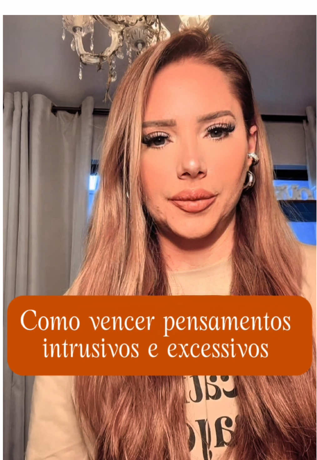 Quando a mente vira refém de pensamentos que não param, a sensação é de prisão invisível. Mas você não é os seus pensamentos. Eles não têm o poder de definir quem você é, só de roubar a sua paz — se você deixar. O que diferencia quem continua sofrendo de quem aprende a se libertar é justamente a habilidade de observar, nomear, descarregar e redirecionar. A sua mente pode ser treinada, e quando você aprende a respirar e trazer o cérebro pro presente, você descobre que existe vida além do looping mental. #PsicologiaNaPrática #ControleDaMente #PensamentosIntrusivos #NeurociênciaAfetiva #Autoconsciência