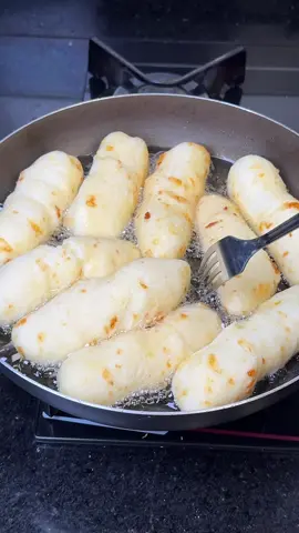 Biscoito frito  iD da receita @Du Cavalcante  Ingredientes  2 xícaras de polvilho pode ser doce ou azedo  1/2 xícara de leite gelado  1/3 xícara de óleo uns dois dedos medido na xícara 1 xícara de queijo ralado  Sal á gosto  1 ovo se precisa de pode colocar  Opcional queijo mussarela 50g a 100g  #receitasimples #biscoitofrito #biscoitodepolvilho 