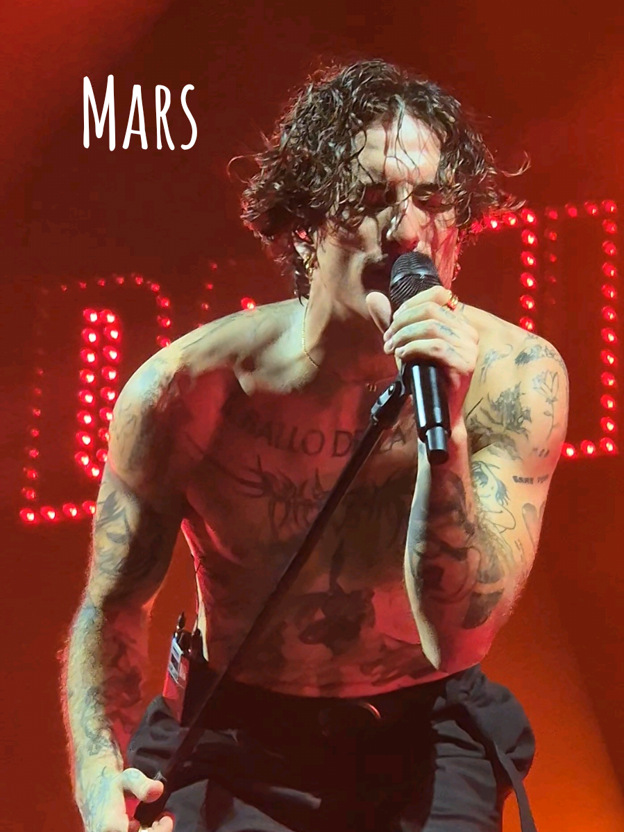 I wanna stay here with you 💫 #DamianoDavid #Damiano #FunnyLittleFearsWorldTour #Barcelona #Mars  @Damiano David 
