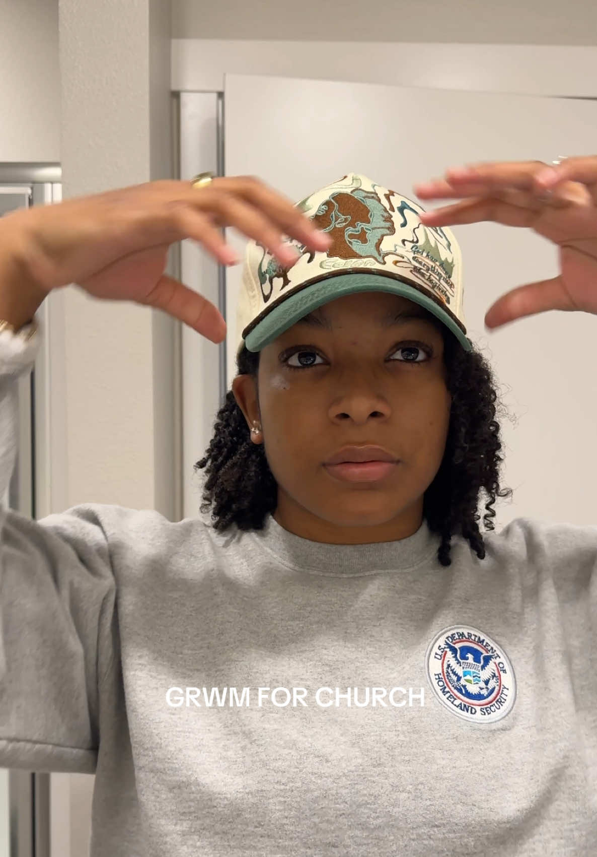 The hat + mini twist combo might be a new fav ngl! 🙂‍↕️🤏🏾 Oooou I love a lil Sunday GRWM!  #naturalhair #curlyhair #blackgirlmagic #minitwists #blackgirltiktok 