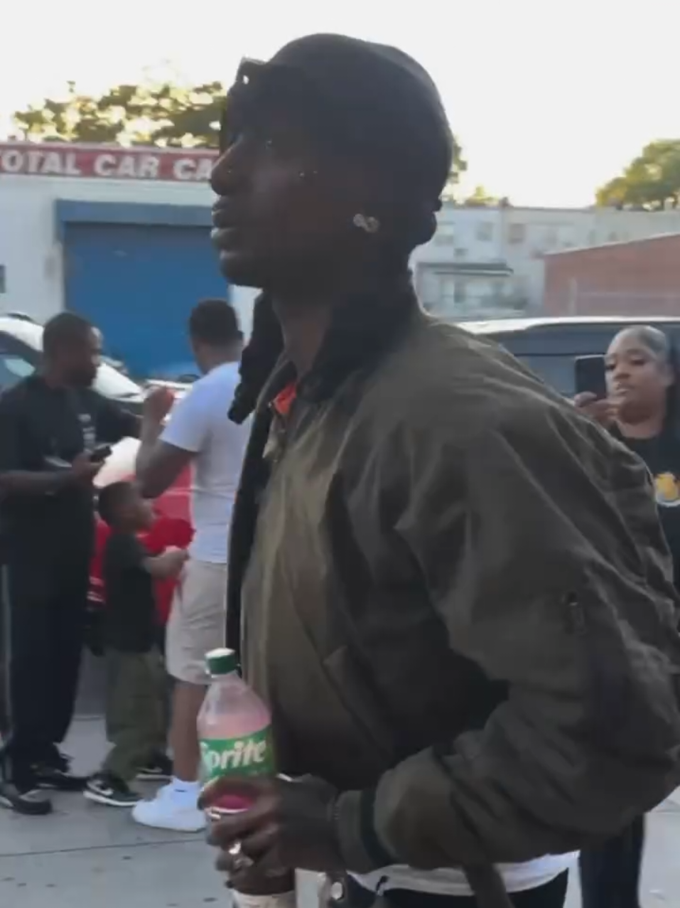 Playboi Carti getting wings with Ken Carson in Brooklyn NYC today 🍗 #fyp #playboicarti #carti #viral #foryoupage 
