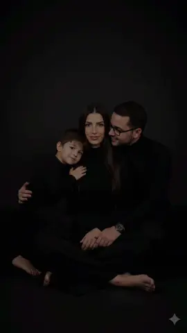 #remini Al Família fotografia ❤️🥹😍.                                                A gente esse Texto pega copia , Você pode criar um retrato de mãe, pai e filho, com sua filho vestindo uma blusa preta de manga comprida de tartaruga e calças de malha de cintura alta e perna larga, e sua mãe e seu pai vestindo uma blusa preta de manga comprida de tartaruga com calças de malha de cintura alta e perna larga, todos os três devem estar abraçados e sentados no chão, com um fundo preto de alto contraste, estilo de ensaio fotográfico realista, elegante e sutil, mas sem modificar rostos ou características faciais.