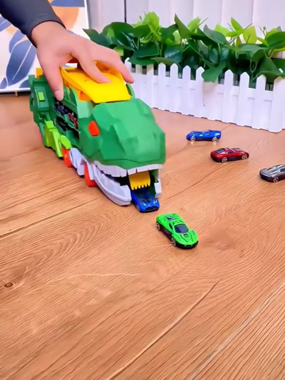 🚚🦖 Caminhão Dinossauro 4 em 1! ✨ Vem com pista, lançador e 6 carrinhos de metal. 🎁 Diversão garantida por apenas R$95,55! ⚡ Oferta relâmpago, corra e aproveite! #caminhao #dinossauro #shopee #brinquedo 