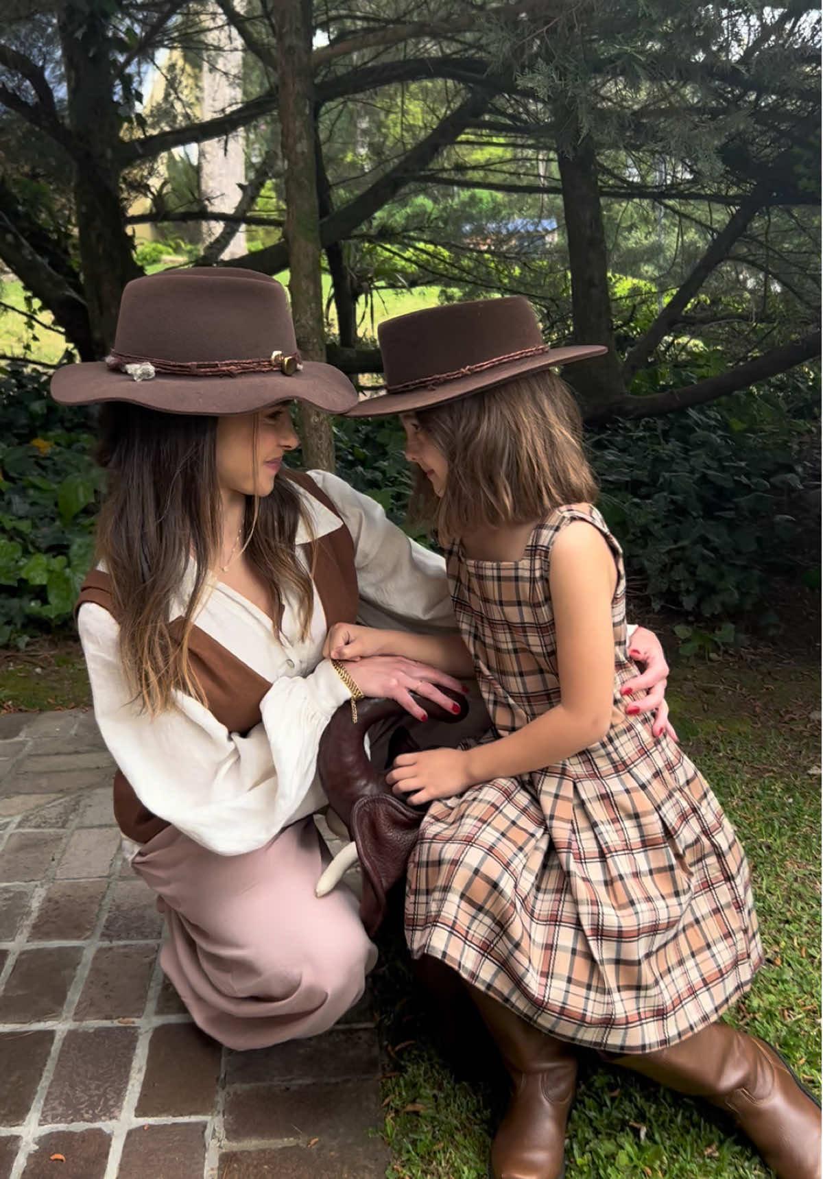 Entre mãos que cuidam e olhares que refletem, mãe e filha revelam a essência da âmmbar: amor que se transforma em memória. #hat #chapeuspersonalizados #chapeus #fashiontiktok #comousarchapeus 