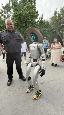 Robot roasting in the park #robot