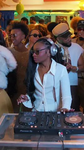 JUMP, JUMP, JUMP… 😎 🎧 @Vitória Nicolau  Track ID: Jump - @tyla
‌ AFRICANIZE SESSIONS powered by @Africanize Oficial #AfricanizeSessionsicial #DJSet #SessionsVibes #AfroParty    