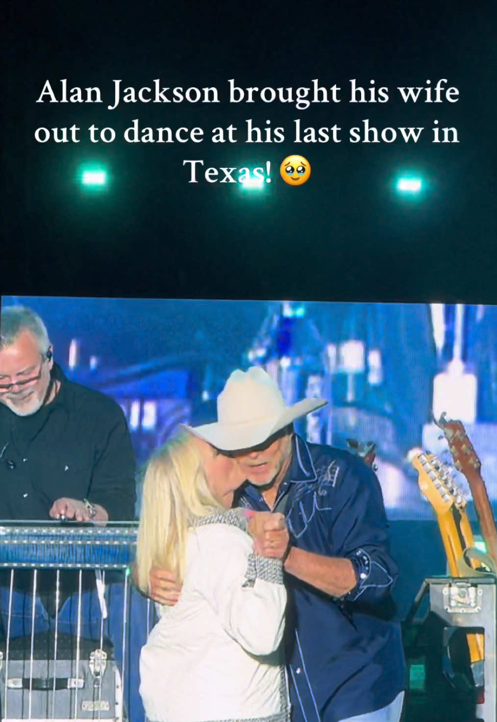 Still thinking about this moment ❤️ #countrymusic #alanjackson #couple #tb #fortnash 🎥: @April | Mountain Gal 