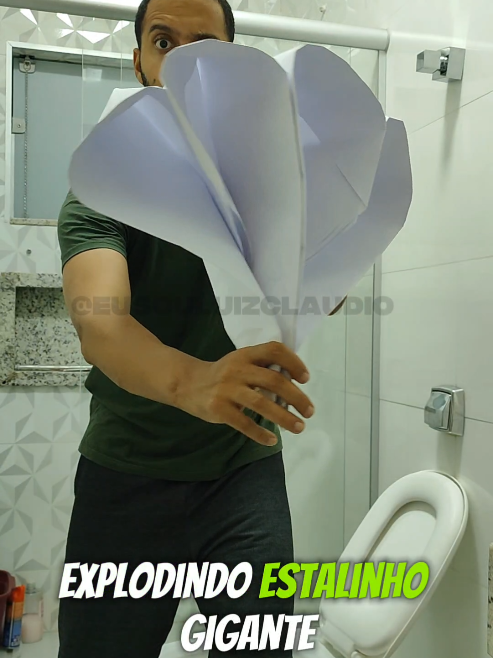 Explodindo estalinho gigante dentro do banheiro Exploding the loudest paper popper ever inside the bathroom  #paperpopper #loudestpaperpopper #estalinhogigante #estalinho #papetestralador 