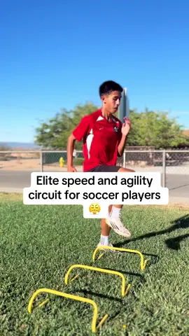TRAIN ELITE 😤🔥‼️💯💨 #speed #foryou #athletesoftiktok #performance #foryoupage #viral #footwork #agility #Soccer 