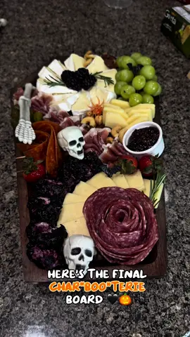 Located in Orlando/Kissimmie!!  👻✨ Serving spooky vibes with this Halloween charbooterie board 🎃🖤 Perfect for reunions, parties & family gatherings. 📩 Inbox me to order yours today! 👻✨ Tabla de charcutería para Halloween 🎃🖤 Perfecto para reuniones, fiestas y compartir en familia. 📩 Mándame inbox para ordenar el tuyo hoy.  #CharcuterieBoard #SpookySeason #kissimmeeeats #HalloweenPartyIdeas #OrlandoEats  