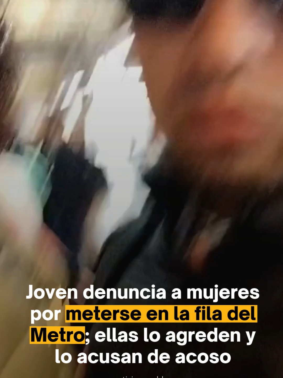 #Nacional 📹 Un conflicto entre usuarios del Metro de la Ciudad de México quedó captado en un video que circula en redes: un joven que esperaba el transporte denunció que un par de mujeres se habrían metido en la fila para abordar; acto seguido, estas comenzaron a insultarlo, por lo que su única defensa fue grabarlo todo. La discusión escaló a los golpes y rasguños contra el hombre. Fue necesaria la intervención del personal de seguridad del Sistema de Transporte Colectivo. . . #México #CDMX #MetroCDMX #Feminismo #Machismo #Noticias #Viral