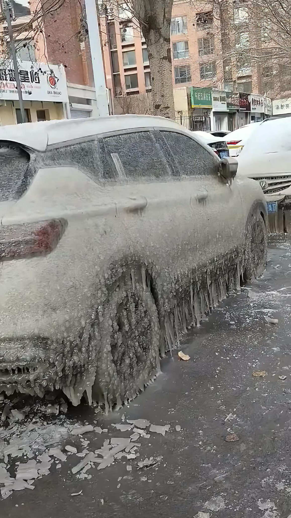 A frozen car #satisfying #asmr #ice #snow #fyp #oddlysatisfying 