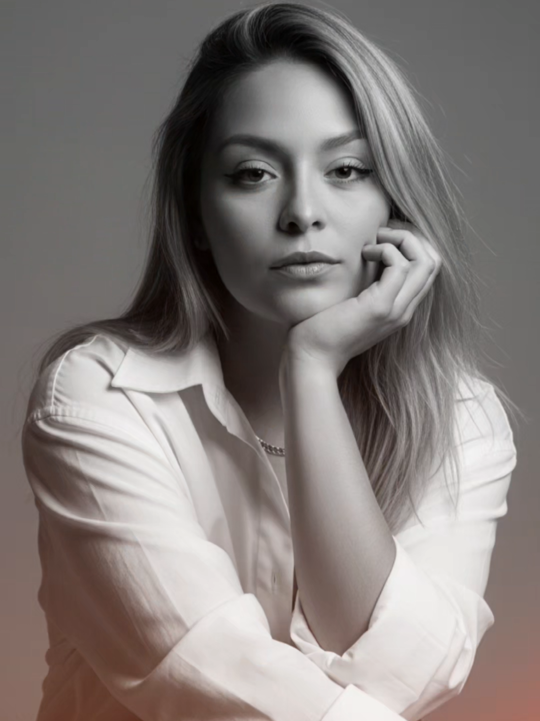 #foto #gemini #poderfemenino GEMINI AI PROMPT✨copia: Black and white fine art portrait of a powerful woman, long slightly messy hair, with smooth fair skin, wearing an oversized white shirt. Pose: sitting with one hand resting gently under her chin, looking at the camera with a calm and thoughtful expression. Studio setting with plain grey backdrop, soft cinematic lighting, minimalistic composition. Ultra realistic, sharp facial details, natural textures, elegant and sophisticated style. Professional photography, 8k quality, high contrast monochrome aesthetic.