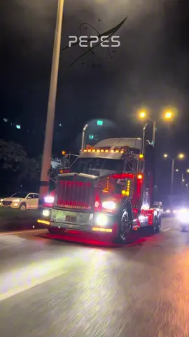 Like Mine😵‍💫 #tractomulascolombia🇨🇴  #tractomulasdecolombia  #pepesinc #trucks #kenwortht800 