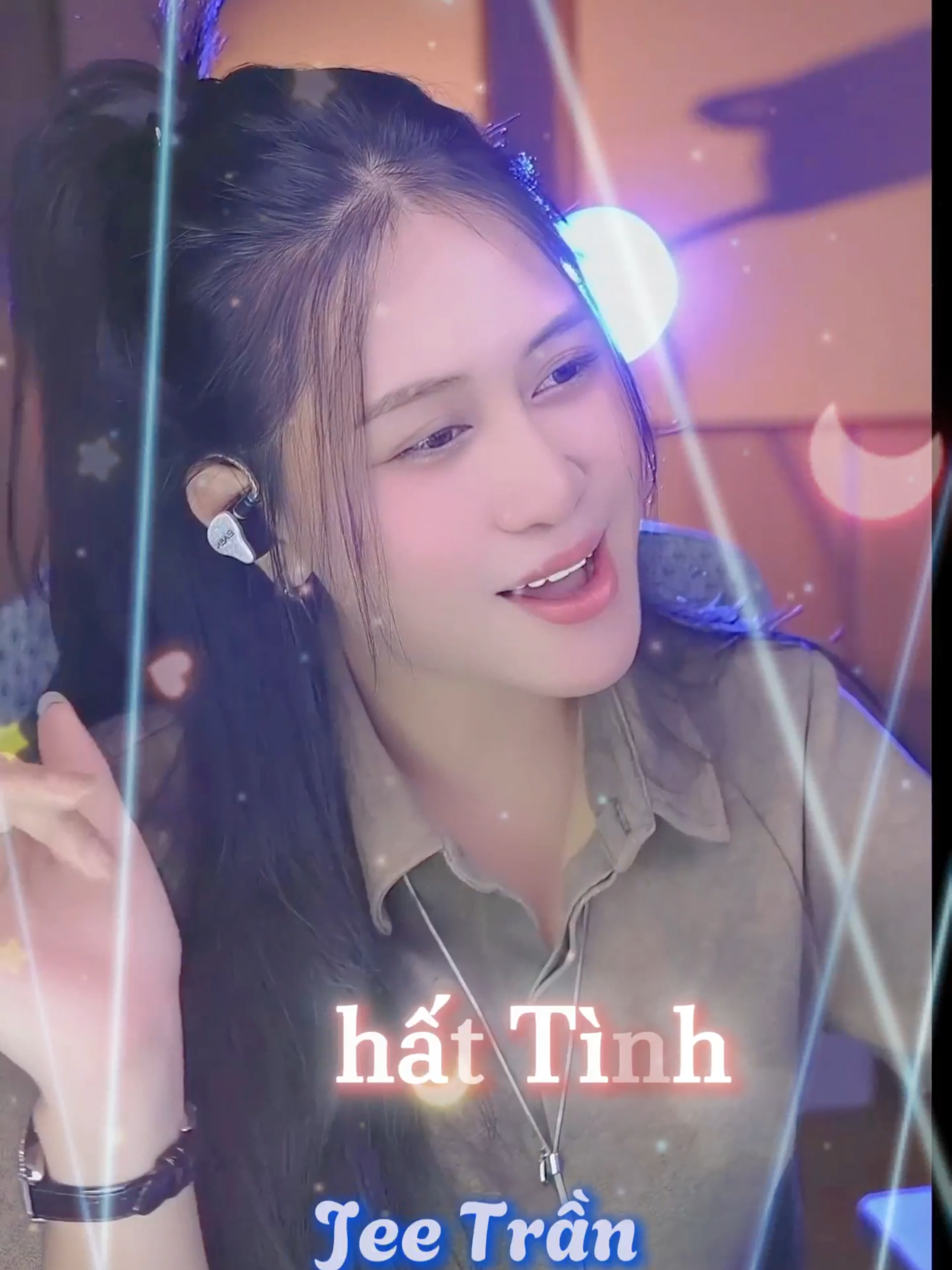 Thất Tình - Hỡi người yêu trái tim anh ngày đêm nhớ nàng. Cách mặt nhau nhớ em trong lòng tê tái. Phút gặp nhau em đẹp sao đôi môi em cười. Càng nhìn em đôi mắt em buồn xa xăm. Biết làm sao vắng em anh buồn anh thất tình. Nói gì đây phút giây ai đành xa cách #thattinh #jeetran #jeetranofficial #jeetransinger #jeenhatha
