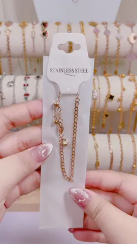 Yang suka simpel” merapat 😍 gabung live aku jam 12 siang ini ya best ada free kalung hari ini 🤪#titaniumjewelry #jewellery #titniummiripemas 