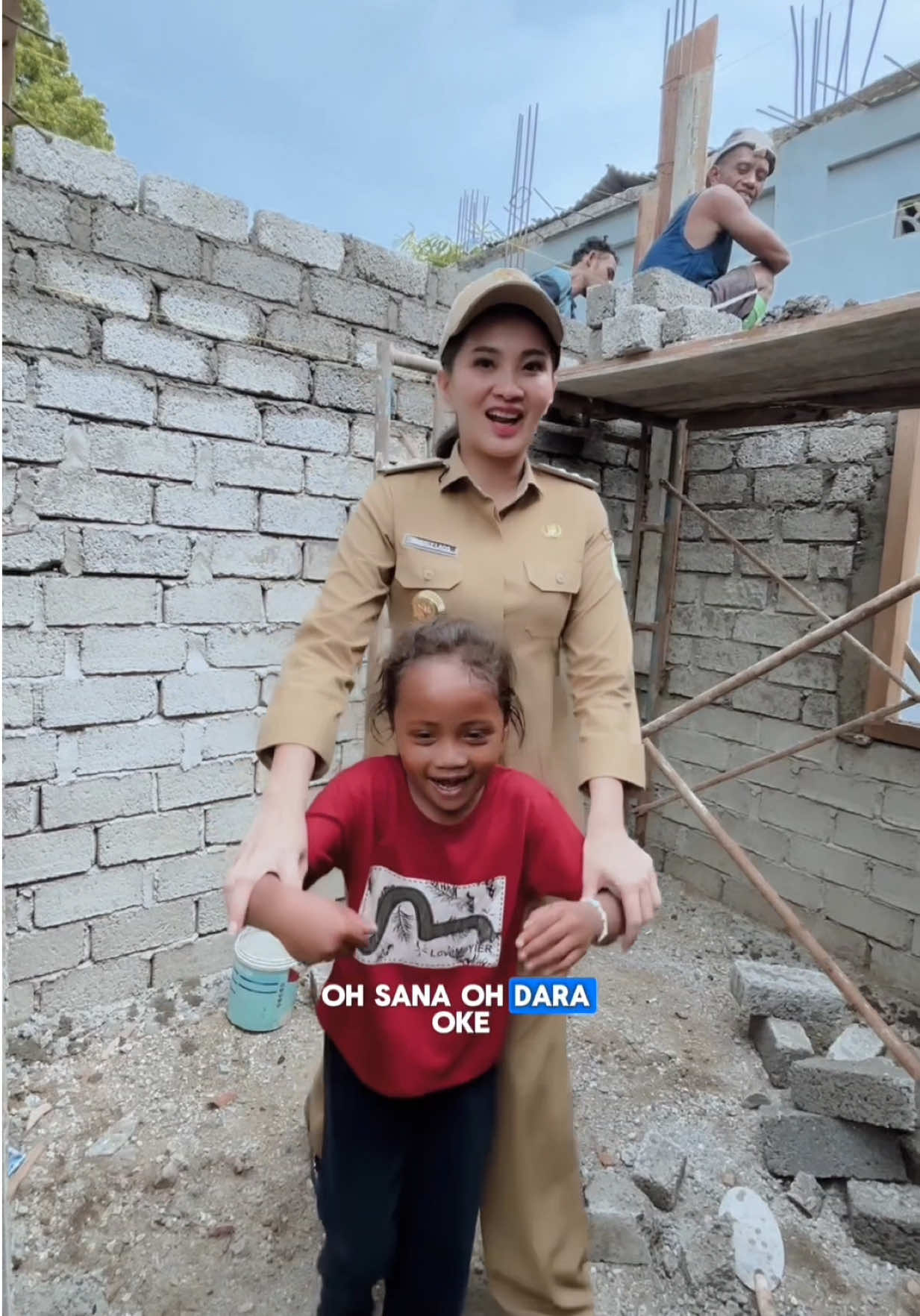 Melihat langsung progress renovasi Rumah Tidak Layak Huni (RTLH). Rasanya haru menyaksikan bagaimana papan kayu yang dulu rapuh, pelan-pelan berganti bata kokoh. Saya memberikan apresiasi setinggi-tingginya kepada TNI yang turun tangan membantu warga. Kolaborasi seperti inilah yang membuat pembangunan terasa punya jiwa: bukan hanya soal dinding berdiri, tapi kebersamaan yang membangkitkan semangat. Ada momen yang menyentuh. Si adik bercerita dengan polosnya, bahwa sebentar lagi ia akan punya kamar sendiri—berpisah dari mamanya. Bagi kita mungkin sederhana, tapi bagi anak itu, itu adalah mimpi besar yang akhirnya jadi nyata. 💙 Dari rumah sederhana ini, keluarga tidak lagi hanya bertahan hidup, tapi mulai menata masa depan. Anak-anak bisa bermimpi lebih tinggi, orang tua bisa berusaha lebih tenang, dan martabat keluarga pun kembali tegak. 🌿 “Membangun rumah berarti membangun harapan. Dan harapan yang tumbuh di dalam rumah akan melahirkan masa depan yang lebih kuat.” ✨ “Rumah layak bukan sekadar dinding dan atap; ia memulihkan martabat, memberi ruang bagi anak-anak bermimpi, dan menyalakan kembali harapan keluarga untuk mandiri.” #gubsherly #malukuutara #rtlh